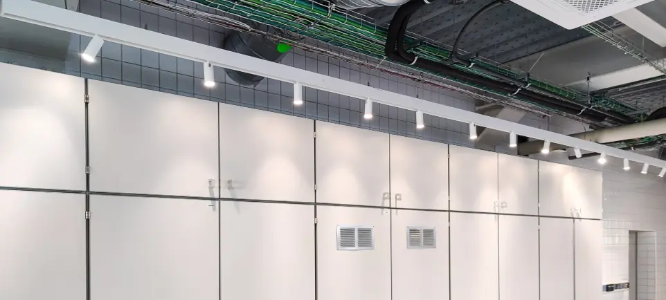 Sistema de iluminación lineal LED de LUXES en áreas técnicas de Lasenor, diseñado para garantizar uniformidad y confort visual.