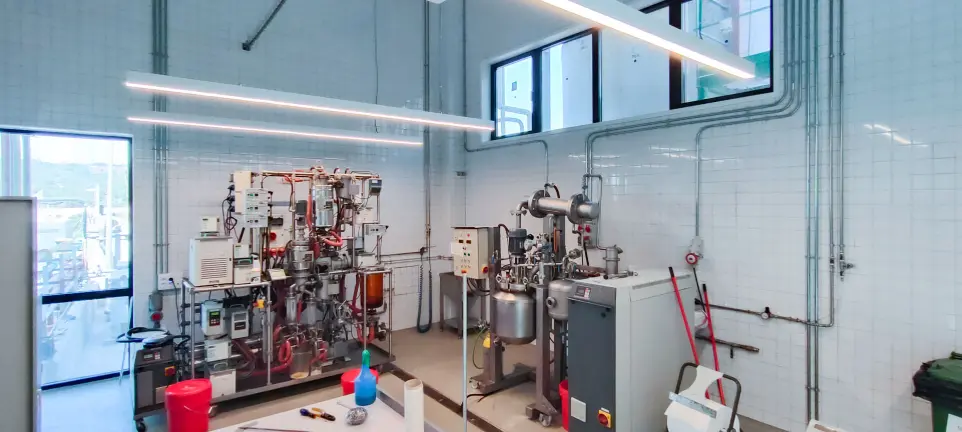 Proyecto lumínico de LUXES en zona técnica de Lasenor con luminarias LED lineales que optimizan la visibilidad y el ahorro energético.