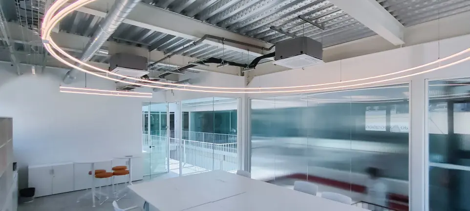 Proyecto de iluminación interior de LUXES para Lasenor, con diseño industrial moderno y tecnología LED sostenible.