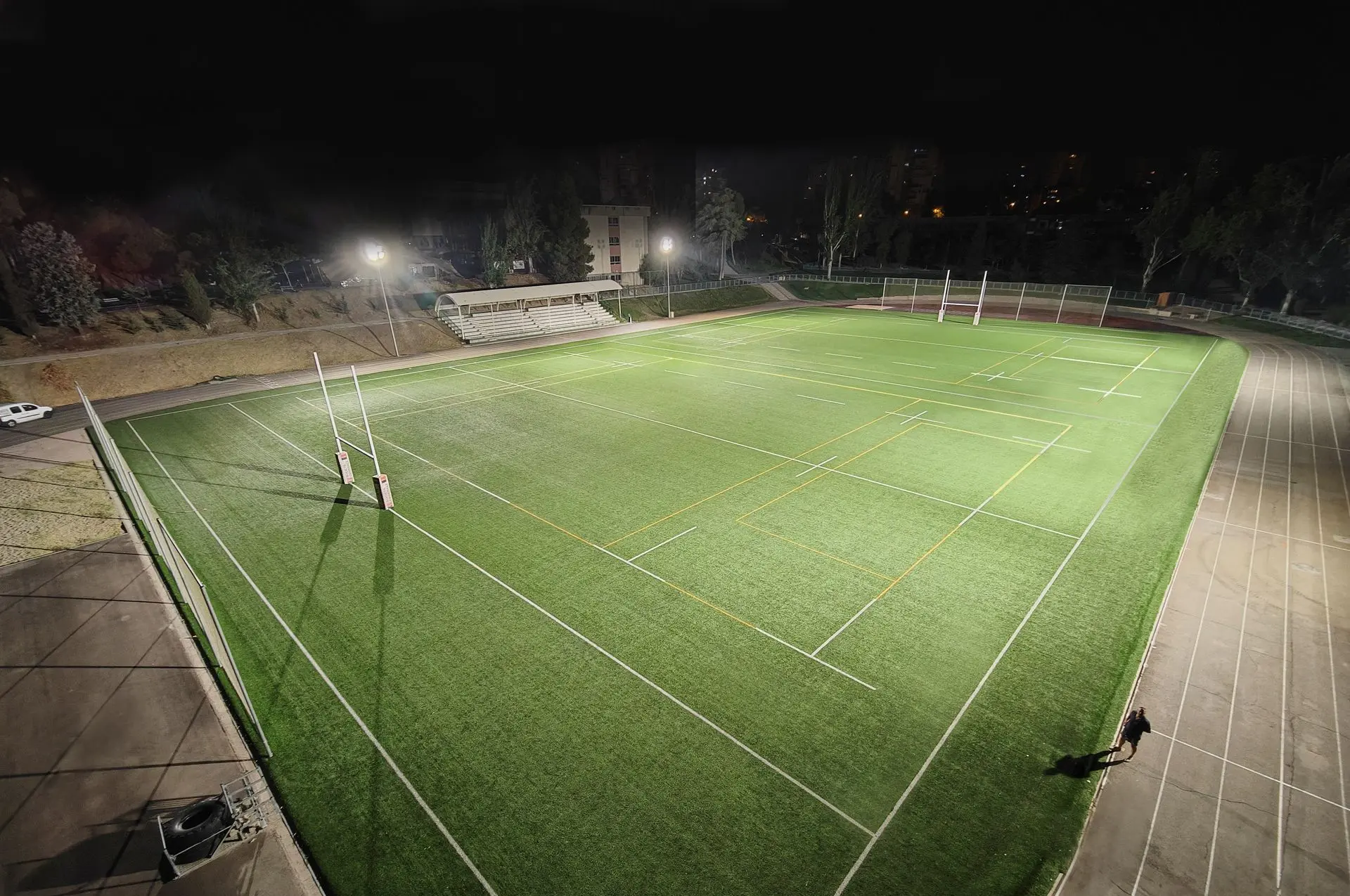 Iluminación LED del campo de rugby del Liceo Francés, proyecto realizado por Luxes.