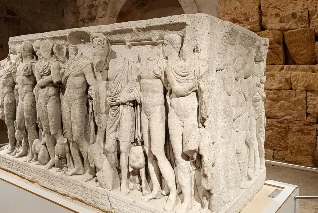 Proyecto de iluminación Luxes en el Circo Romano de Tarragona: luz LED museográfica que resalta esculturas y detalles históricos. Iluminación LED museográfica en escultura del Circo Romano de Tarragona, proyecto lumínico patrimonial de Luxes.