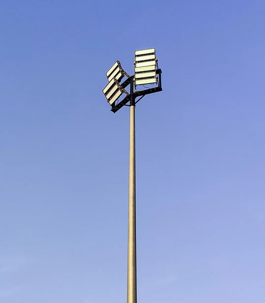 Proyector LED de gran altura en el campo de rugby del Liceo Francés, parte del sistema de iluminación deportiva de Luxes.