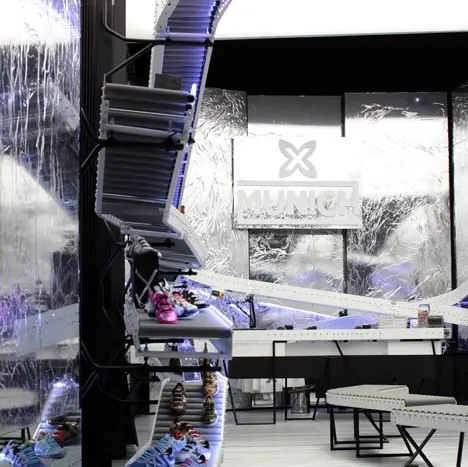 Iluminación interior LED en tienda Munich La Roca Village | Luxes Iluminación interior de Luxes en la tienda Munich La Roca Village con diseño futurista y luces LED.