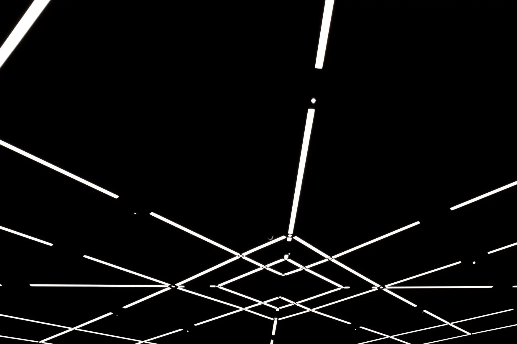 Detalle del techo con líneas de luz LED en el Casino de Tánger, proyecto de iluminación de Luxes.