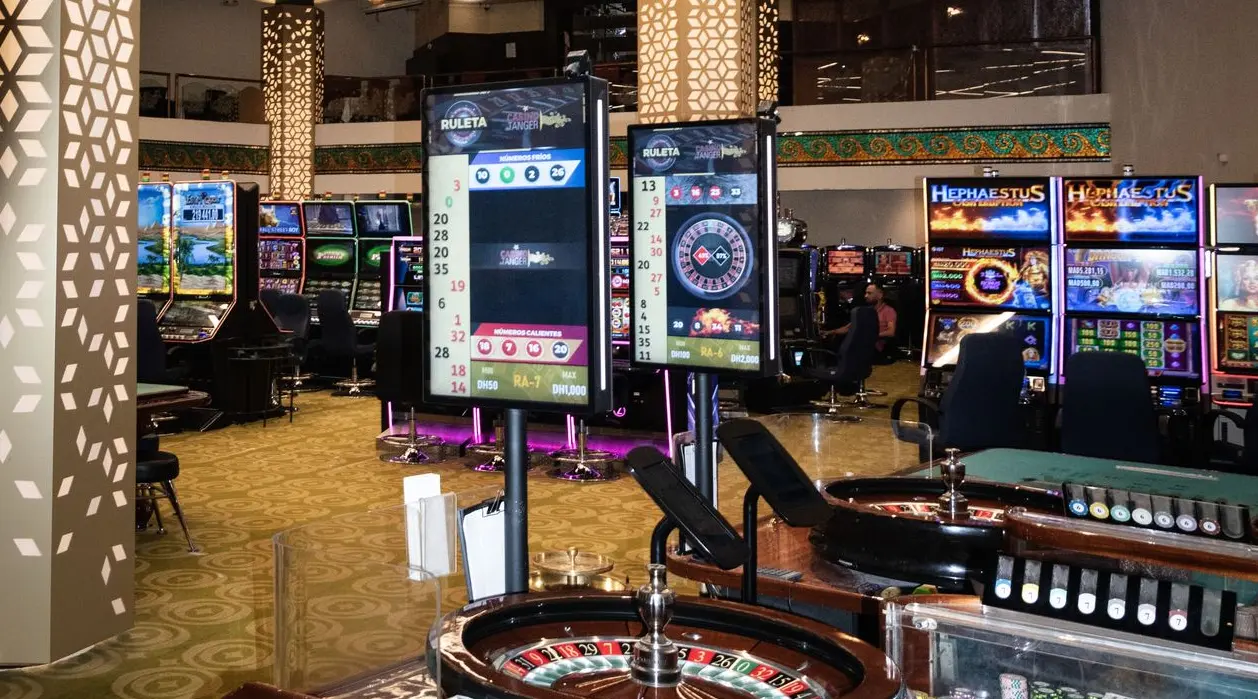 Área de ruleta y máquinas recreativas del Casino de Tánger con iluminación LED de Luxes.