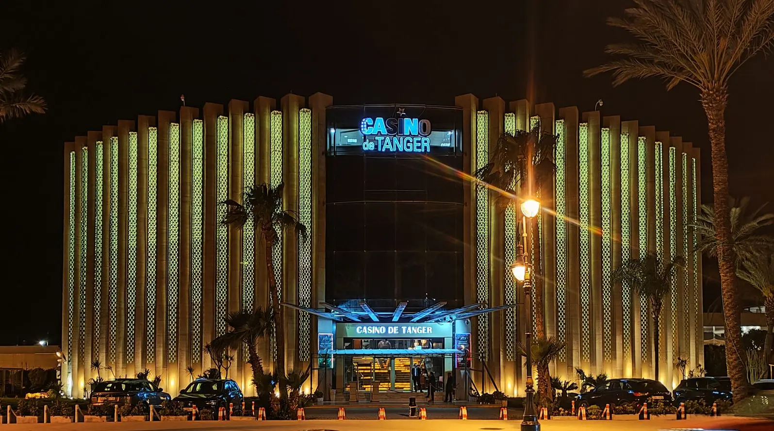 Fachada del Casino de Tánger iluminada con tecnología LED arquitectónica de Luxes.