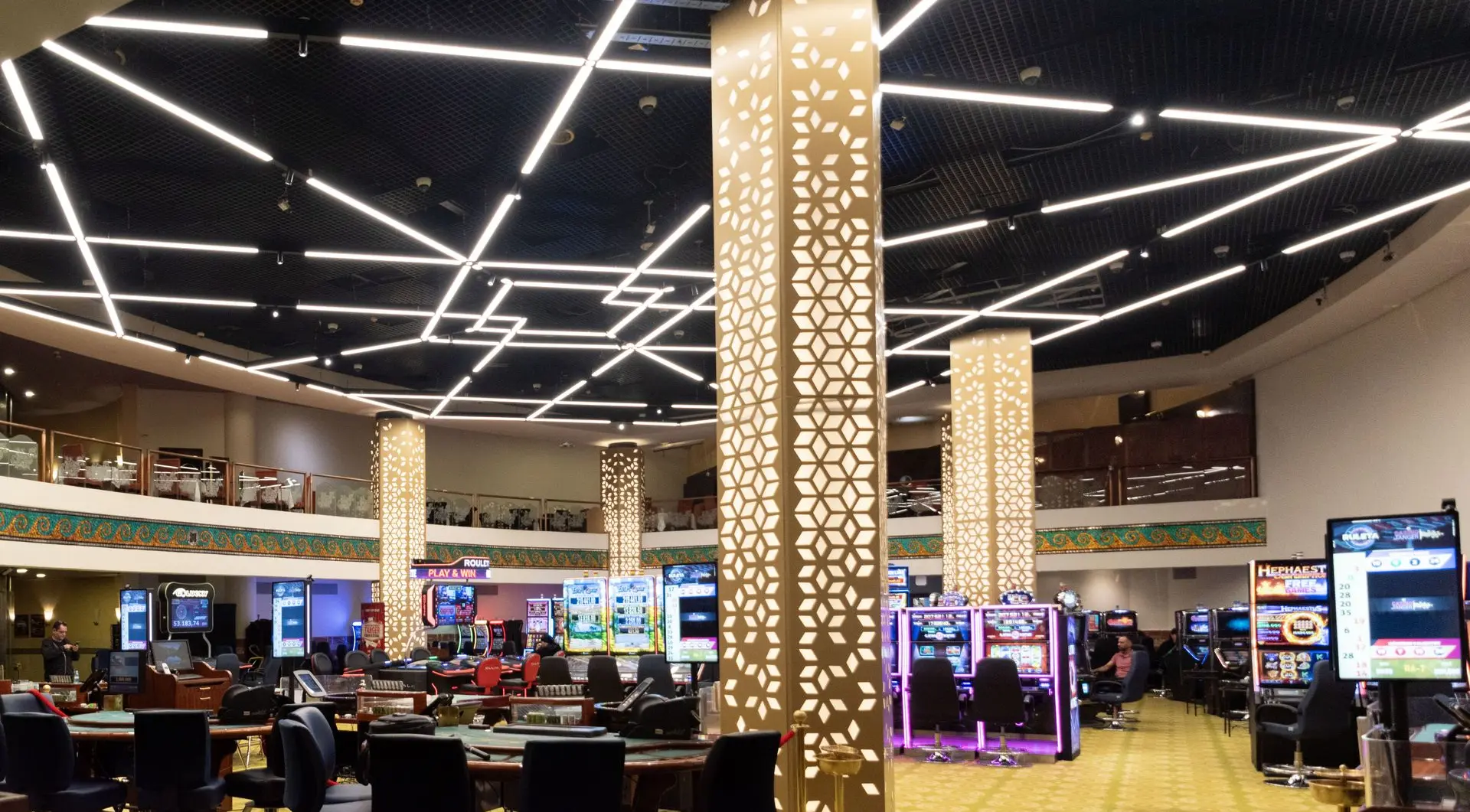 Columnas decorativas con retroiluminación LED en el interior del Casino de Tánger.