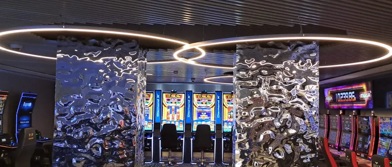 Detalle de la iluminación circular LED sobre columnas metálicas en el interior del Casino Marbella.