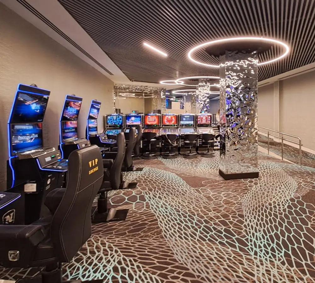 Sala de juegos del Casino Marbella iluminada con tecnología LED decorativa de Luxes.