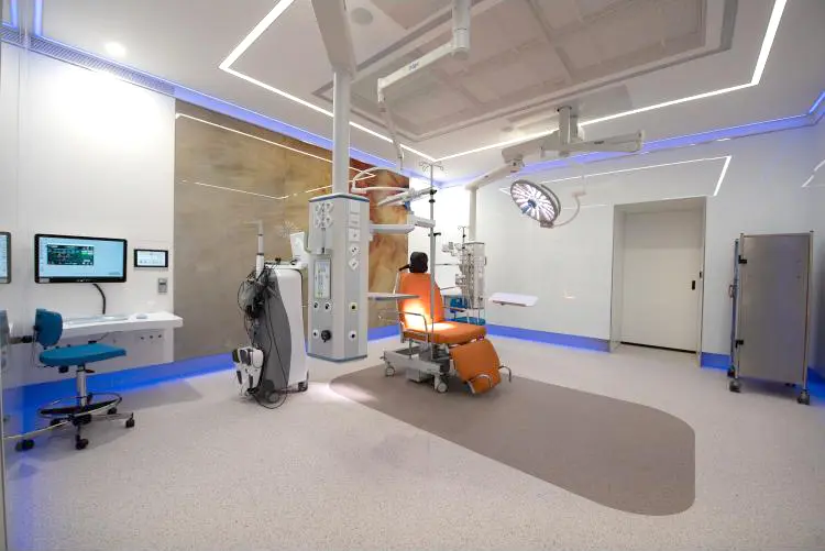 Iluminación LED técnica en consulta oftalmológica | Proyecto Luxes Iluminación LED técnica en consulta de oftalmología, diseño lumínico de Luxes con luz blanca uniforme.