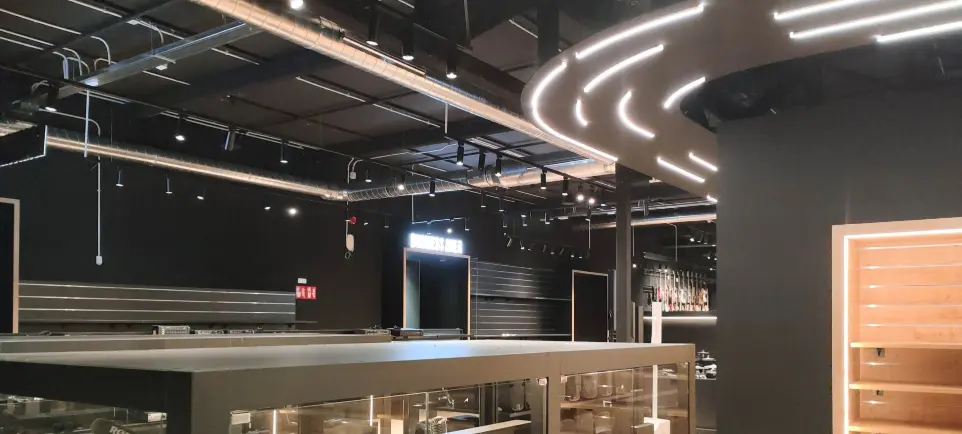 Líneas de luz LED de Luxes en el techo de la tienda Madrid HiFi, iluminación decorativa y técnica.