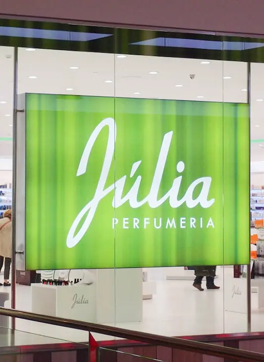 Iluminación LED de escaparate en Perfumería Júlia Andorra, con logotipo retroiluminado por Luxes.