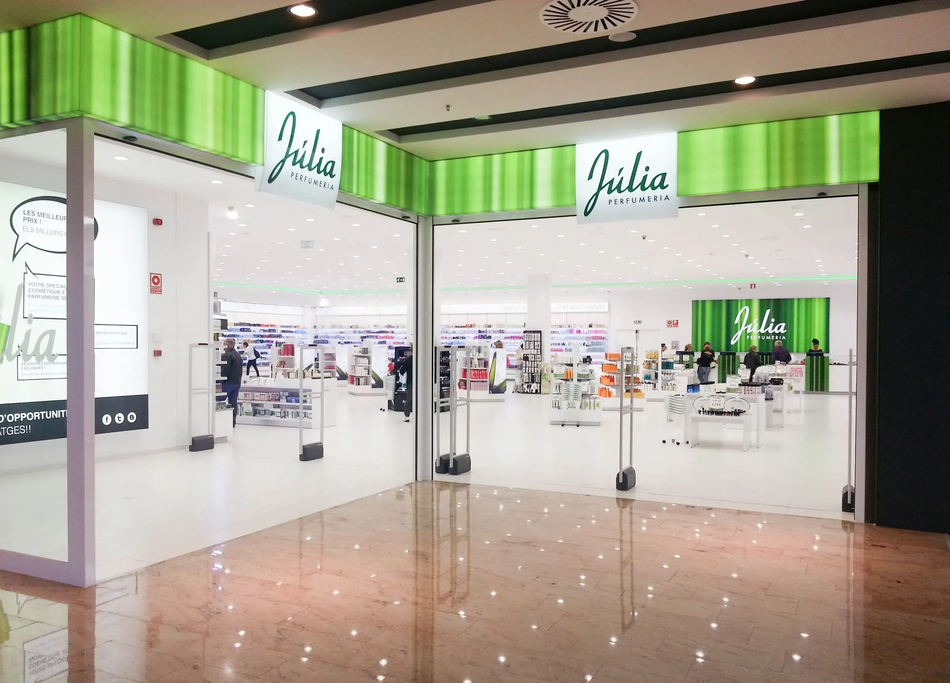 Entrada de Perfumería Júlia Andorra iluminada por Luxes con rótulo LED y diseño lumínico integral.