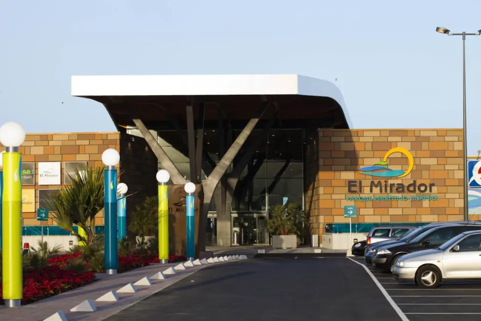 Parking luminarias centro comercial El Mirador