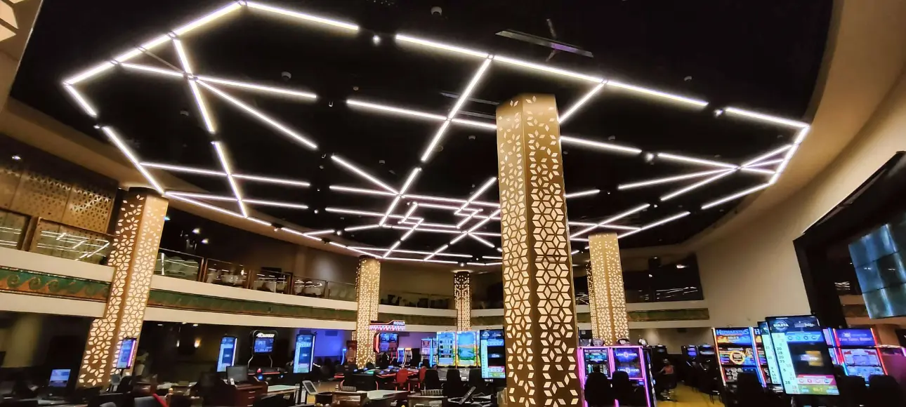 Diseño lumínico LED en el interior del Casino de Tánger, con estructura geométrica en techo creada por Luxes.