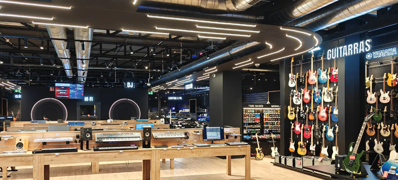 Iluminación interior LED de Luxes en la tienda Madrid HiFi, con diseño moderno y eficiente.