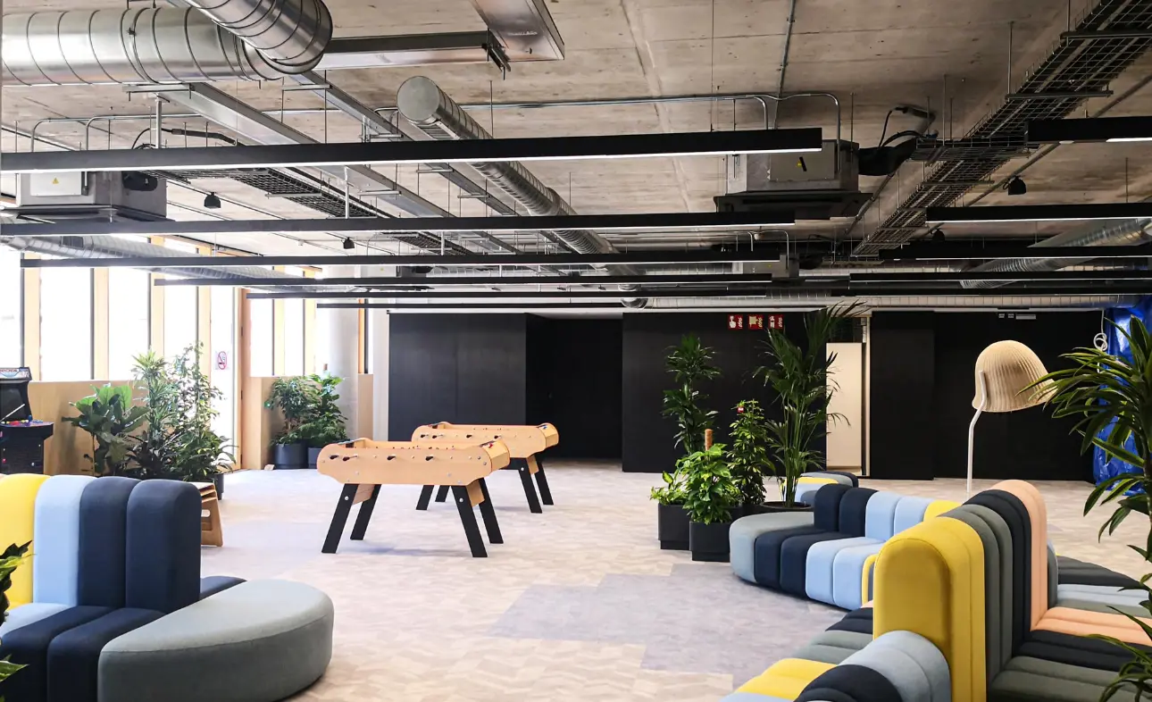 Proyecto de iluminación para las oficinas KNEM. Luxes desarrolló un diseño lumínico que equilibra funcionalidad, confort y estética, potenciando la atmósfera creativa y el bienestar del espacio de trabajo mediante soluciones eficientes y personalizadas.