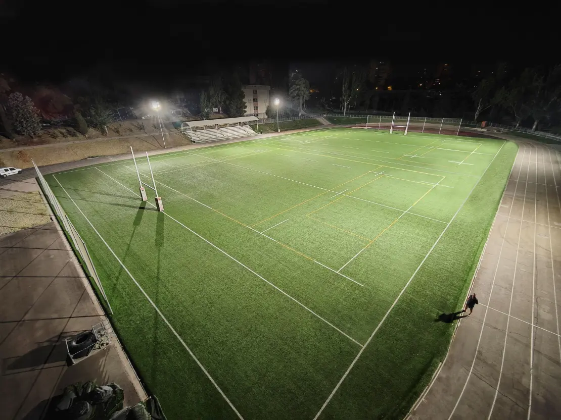 Iluminación LED deportiva en el campo de rugby del Liceo Francés, proyecto lumínico exterior de Luxes.